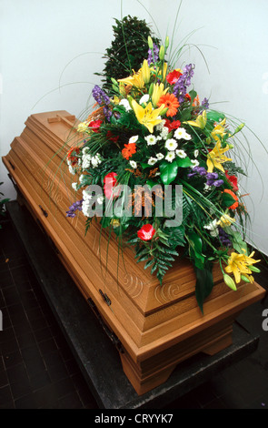 Beerdigung-Schatulle mit Blumen Stockfoto
