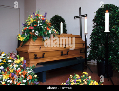 Beerdigung-Schatulle mit Blumen Stockfoto