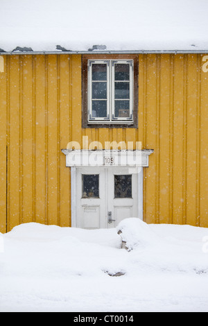 Traditionelle hölzerne Gebäude entlang der Storgata in der malerischen Gegend von Tromsø, in der Arktis im Norden von Norwegen Stockfoto