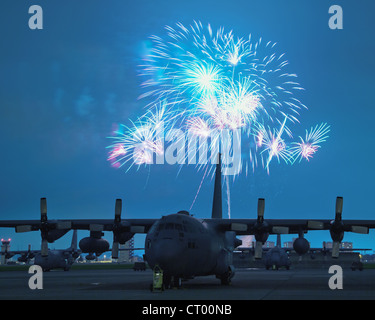 Feuerwerk brach am 4. Juli 2012 während Celebrate America über der Yokota Air Base, Japan. Das 374th Force Support Squadron bot den Bewohnern von Yokota und ihren Gästen Veranstaltungen für alle Altersgruppen. Der Tag begann mit dem Firecracker 5K Run und einer Vielzahl von Aktivitäten den ganzen Tag über, einschließlich Gokarts, Ponyreiten, Live-Unterhaltung, Essen und Feuerwerk. Stockfoto