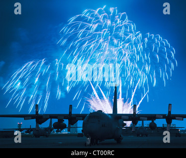 YOKOTA AIR BASE, Japan--Feuerwerk platzen über Yokota Air Base in Japan, am 4. Juli 2012, während Amerika zu feiern. Die 374th Kraft Support Squadron vorgesehen Yokota Bewohner und ihre Gäste mit Veranstaltungen für alle Altersgruppen. Der Tag startete der Kracher 5 K ru Stockfoto