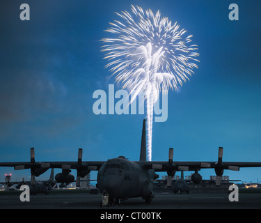 Feuerwerk brach am 4. Juli 2012 während Celebrate America über der Yokota Air Base, Japan. Das 374th Force Support Squadron bot den Bewohnern von Yokota und ihren Gästen Veranstaltungen für alle Altersgruppen. Der Tag begann mit dem Firecracker 5K Run und einer Vielzahl von Aktivitäten den ganzen Tag über, einschließlich Gokarts, Ponyreiten, Live-Unterhaltung, Essen und Feuerwerk. Stockfoto