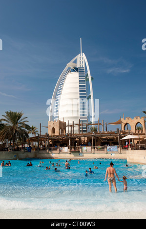Blick auf Burj al Arab Hotel vom Wild Wadi Water Park in Dubai in Vereinigte Arabische Emirate Stockfoto