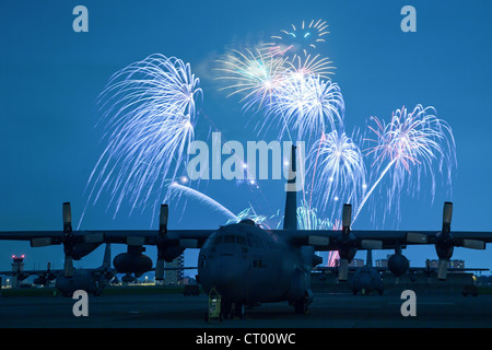 Feuerwerk brach am 4. Juli 2012 während Celebrate America über der Yokota Air Base, Japan. Das 374th Force Support Squadron bot den Bewohnern von Yokota und ihren Gästen Veranstaltungen für alle Altersgruppen. Der Tag begann mit dem Firecracker 5K Run und einer Vielzahl von Aktivitäten den ganzen Tag über, einschließlich Gokarts, Ponyreiten, Live-Unterhaltung, Essen und Feuerwerk. Stockfoto