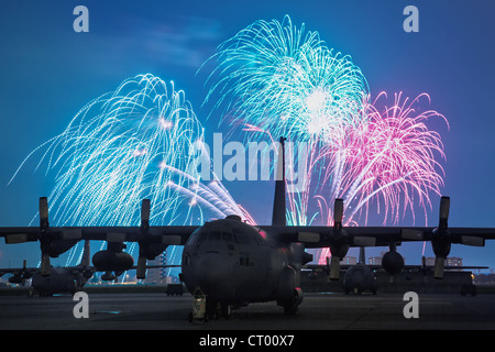 Feuerwerk brach am 4. Juli 2012 während Celebrate America über der Yokota Air Base, Japan. Das 374th Force Support Squadron bot den Bewohnern von Yokota und ihren Gästen Veranstaltungen für alle Altersgruppen. Der Tag begann mit dem Firecracker 5K Run und einer Vielzahl von Aktivitäten den ganzen Tag über, einschließlich Gokarts, Ponyreiten, Live-Unterhaltung, Essen und Feuerwerk. Stockfoto