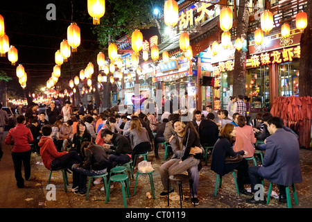 Viele Menschen warten draußen beliebtes Restaurant in der Nacht auf Ghost Street in Dongzhimen Bezirk von China Stockfoto