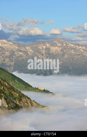 Blick über die Bergkette bedeckt im Nebel bei Sonnenaufgang gesehen vom Col du Tourmalet, Hautes-Pyrénées, Pyrenäen, Frankreich Stockfoto