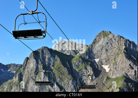 Leere Sessellift der desolaten Skigebiet im Sommer entlang der Col du Tourmalet, Hautes-Pyrénées, Pyrenäen, Frankreich Stockfoto