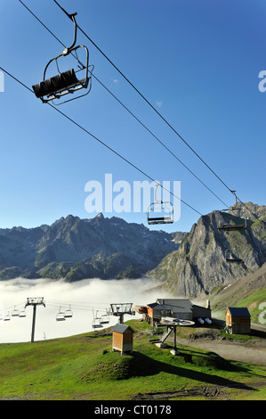 Leere Sessellift im Nebel bei Sonnenaufgang entlang der Col du Tourmalet, Hautes-Pyrénées, Pyrenäen, Frankreich Stockfoto