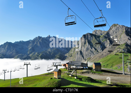 Leere Sessellift im Nebel bei Sonnenaufgang entlang der Col du Tourmalet, Hautes-Pyrénées, Pyrenäen, Frankreich Stockfoto