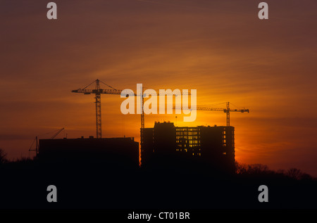 Sonnenuntergang auf der Baustelle. Stockfoto
