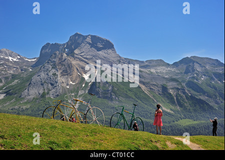 Touristen und riesigen Fahrrad Skulpturen in den Bergen am Col d'Aubisque in Pyrénées-Atlantiques, Pyrenäen, Frankreich Stockfoto