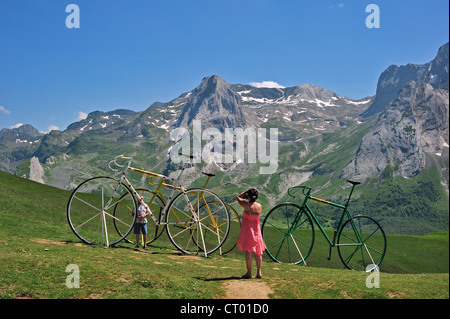 Touristen und riesigen Fahrrad Skulpturen in den Bergen am Col d'Aubisque in Pyrénées-Atlantiques, Pyrenäen, Frankreich Stockfoto