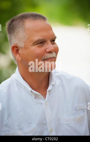 Outdoor Portrait eine attraktive ältere Mann Stockfoto