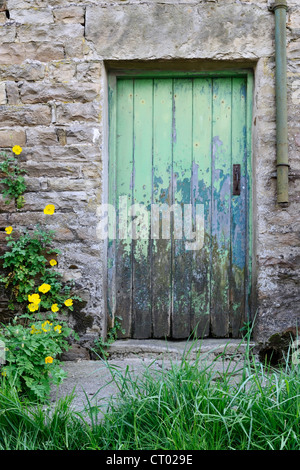 Charaktervolle Eingang in ein landwirtschaftliches Gebäude, Burtersett, Wensleydale, Yorkshire, England Stockfoto