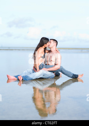 Paar am Strand und im Wasser auf einer tropischen Insel. (Okinawa, Japan) Stockfoto