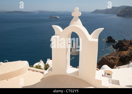 Glockenturm und Ägäis, Oia, Santorini, Griechenland Stockfoto