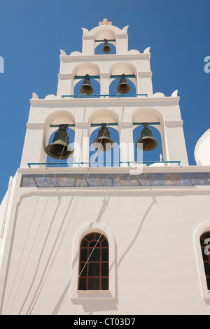 Bell Tower der Panagia Platsani Kirche, Caldera Square, Oia, Santorini, Griechenland Stockfoto