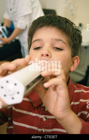 ATMUNG, SPIROMETRIE BEI EINEM KIND Stockfoto