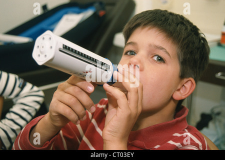 ATMUNG, SPIROMETRIE BEI EINEM KIND Stockfoto