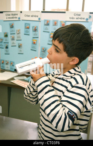 ATMUNG, SPIROMETRIE BEI EINEM KIND Stockfoto