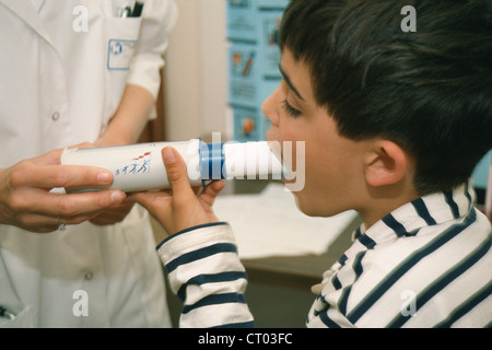 ATMUNG, SPIROMETRIE BEI EINEM KIND Stockfoto
