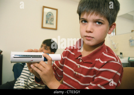 ATMUNG, SPIROMETRIE BEI EINEM KIND Stockfoto