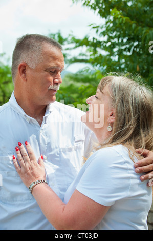 Älteres paar Porträt - kaukasischen Mann und Frau in ihren oberen 50er Stockfoto