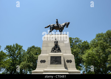 WASHINGTON DC, Vereinigte Staaten – das General William Tecumseh Sherman Monument, eine Reiterstatue, die von Carl Rohl-Smith geschaffen wurde, steht an der Sherman Plaza nahe der Kreuzung von 15th Street und Pennsylvania Avenue. Dieses 1903 geweihte Bronzemahnmal ehrt den General der Bürgerkriegsunion, das sich in der Nähe des Weißen Hauses und des US-Finanzministeriums befindet. Stockfoto