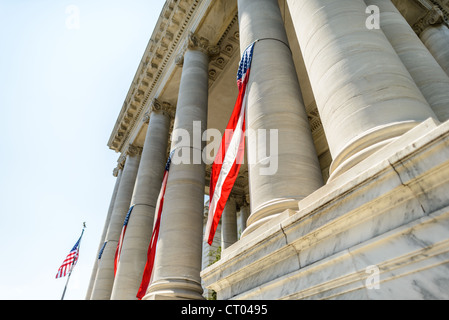 Continental-Gedächtnishalle. Spalten an der Vorderseite des Gebäudes der Memorial Continental Hall in der Nähe von das Weiße Haus in Washington, D.C., mit Fahnen geschmückt für 4. Juli (Unabhängigkeitstag). Stockfoto