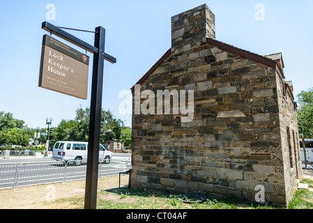 WASHINGTON DC, USA-lock keepers Haus in Washington DC mit Vorzeichen. Der Schleusenwärter Haus, neben Verfassung Gärten auf der National Mall, ist ein historisches Gebäude, das sitzt neben wo die C&O Canal verwendet. Stockfoto