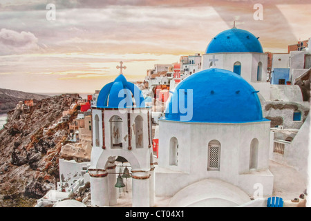 Gemälde von Agios Spiridonas vorne und Anastasi Kirche hinter Oia, Santorini, Griechenland Stockfoto