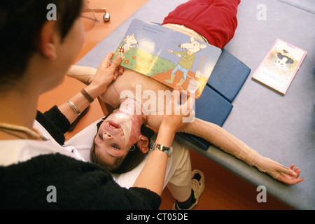 PÄDIATRISCHE PHYSIOTHERAPIE CENT. Stockfoto