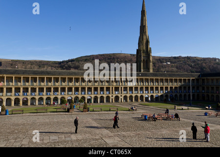 Piece Hall Halifax, eröffnet im Jahre 1779 für den Handel mit Tuch, beherbergt jetzt Geschäfte Cafés und einen Wochenmarkt. Stockfoto