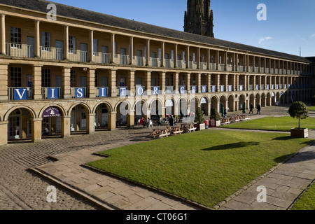 Piece Hall Halifax, eröffnet im Jahre 1779 für den Handel mit Tuch, beherbergt jetzt Geschäfte Cafés und einen Wochenmarkt. Stockfoto