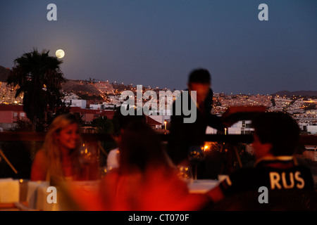 Der Vollmond steigt über Las Aguas Restaurant im Bahia del Duque Resort auf Teneriffa, Kanarische Inseln, Spanien Stockfoto