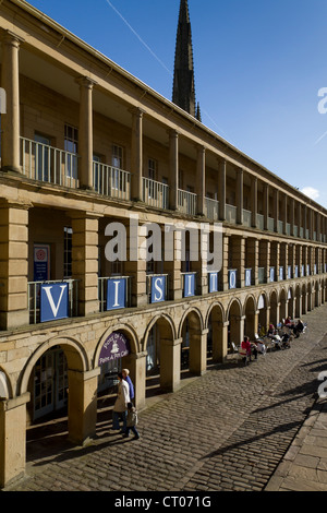 Piece Hall Halifax, eröffnet im Jahre 1779 für den Handel mit Tuch, beherbergt jetzt Geschäfte Cafés und einen Wochenmarkt. Stockfoto