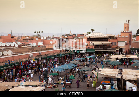 Am frühen Abend Blick über den Markt der Djemaa el Fna, Marrakech, Marokko, Afrika Stockfoto