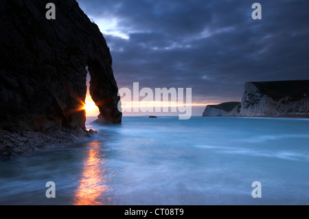 Durdle Door bei Sonnenuntergang, Jurassic Coast, Dorset. Stockfoto