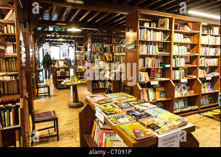 HEY-ON-WYE, Wales – das Innere eines der zahlreichen Buchhandlungen in Hay-on-Wye, einer Stadt im Osten von Wales, die weithin als „die Stadt der Bücher“ bekannt ist. Die kleine Marktstadt hat internationale Anerkennung für ihre Konzentration an unabhängigen Buchhandlungen und literarischer Kultur erlangt. Hay-on-Wye ist das jährliche Hay Festival, ein bekanntes Literaturfestival, das Autoren, Leser und Literaturliebhaber aus der ganzen Welt anzieht. Die Umwandlung der Stadt in ein buchorientiertes Reiseziel begann in den 1960er Jahren und hat sie zu einem bedeutenden kulturellen Wahrzeichen in Wales gemacht. Die Gemeinschaft der Buchhandlungen reicht von spec Stockfoto