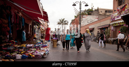 Traditionelle und moderne arabische Frauen einkaufen, Marrakesch, Marokko Afrika Stockfoto