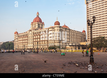 Die legendären Taj Mahal Palace Hotel, Mumbai, Indien steht neben das Gateway of India, einmal Gegenstand eines terroristischen Anschlags Stockfoto