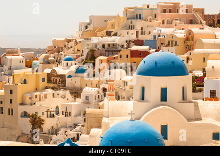 Anastasi Kirche im Vordergrund, in die Stadt Oia, Santorini, Griechenland Stockfoto