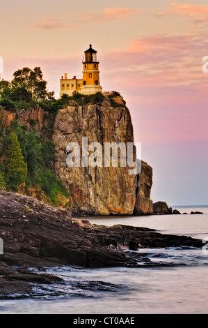 Split Rock Leuchtturm am nördlichen Ufer des Lake Superior bei Sonnenuntergang. Stockfoto