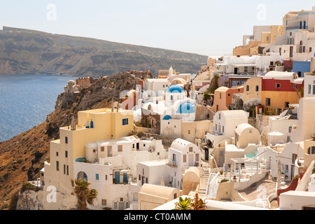 Ansicht der wasserseitigen Klippe Gebäude, Oia, Santorini, Griechenland Stockfoto