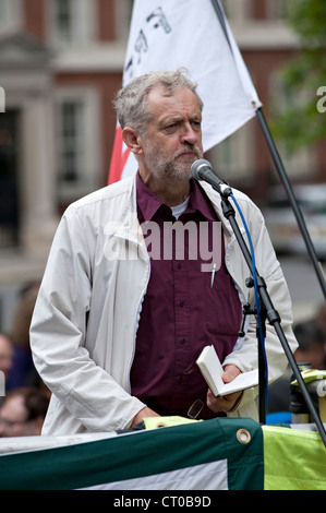 Jeremy Corbyn MP., Lehrstuhl für The Stop den Krieg Coalition(2012), spricht zu dem Protest treffen. Stockfoto