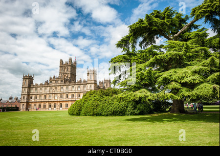 NEWBURY, Großbritannien - Highclere Castle, in Hampshire, ist bekannt als die Einstellung für den Erfolg der britischen TV-show Downton Abbey. Es ist die Heimat des Grafen und der Gräfin von Carnarvon und ist offen für Besucher für Teile des Jahres. Stockfoto