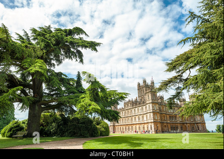 NEWBURY, Großbritannien - Highclere Castle, in Hampshire, ist bekannt als die Einstellung für den Erfolg der britischen TV-show Downton Abbey. Es ist die Heimat des Grafen und der Gräfin von Carnarvon und ist offen für Besucher für Teile des Jahres. Stockfoto