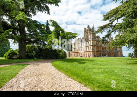 NEWBURY, Großbritannien - Highclere Castle, in Hampshire, ist bekannt als die Einstellung für den Erfolg der britischen TV-show Downton Abbey. Es ist die Heimat des Grafen und der Gräfin von Carnarvon und ist offen für Besucher für Teile des Jahres. Stockfoto