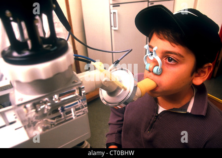 ATMUNG, SPIROMETRIE BEI EINEM KIND Stockfoto